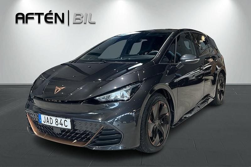 Mörkgrå (grå) Begagnad 2023 Cupra Born e-Boost Halvkombi | 319 000 kr (Marknadspris) - Bild 1/3