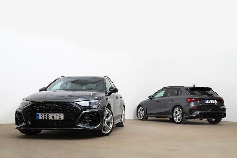 Grå Begagnad 2024 Audi RS3 Sportback Design Halvkombi | 699 000 kr (Bra pris) - Bild 1/4