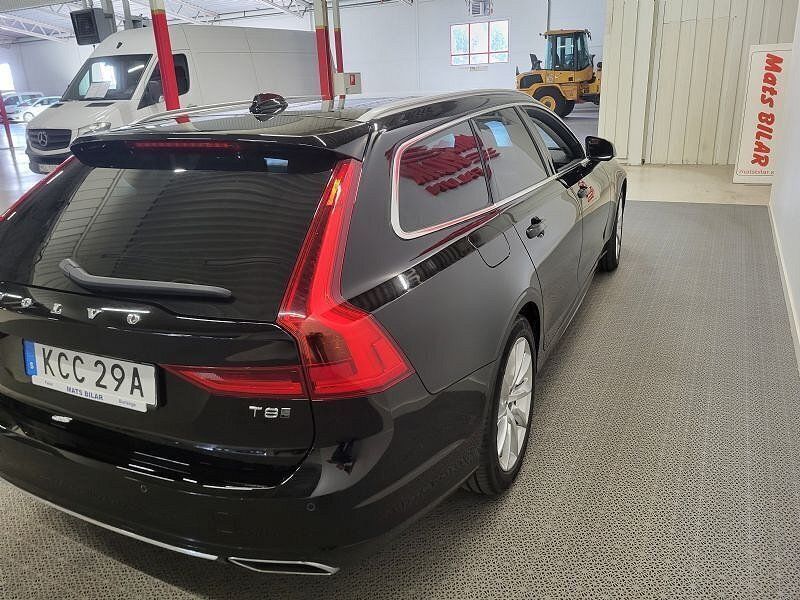 Begagnad Volvo V90 Momentum 303 HK (222 kW) 2019 Svart Kombi