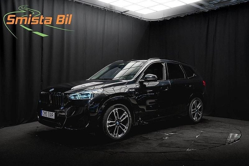 Svart Begagnad 2023 BMW X1 M Sport SUV | 519 900 kr (Marknadspris) - Bild 1/3