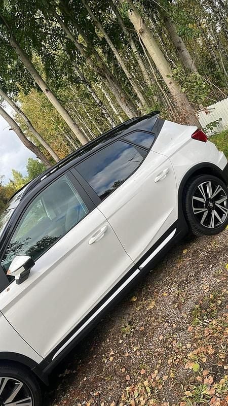 Svart tak Begagnad 2020 Seat Arona SUV | 139 000 kr (Marknadspris) - Bild 1/4