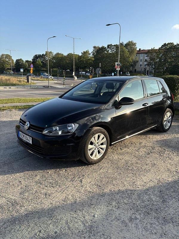 Svart Begagnad 2016 VW Golf VII Halvkombi | 120 000 kr (Marknadspris) - Bild 1/4