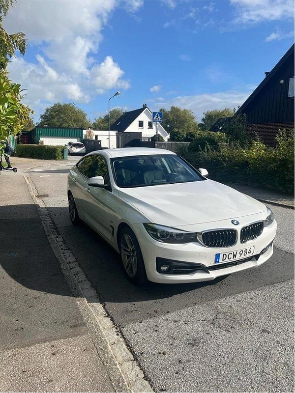 Vit Begagnad 2017 BMW 320 Gran Turismo Sport Line Halvkombi | 199 900 kr (Marknadspris) - Bild 1/4