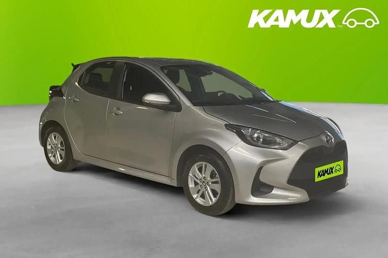 Silver/grå Begagnad 2021 Toyota Yaris Hybrid Active Halvkombi | 199 800 kr (Bra pris) - Bild 1/3