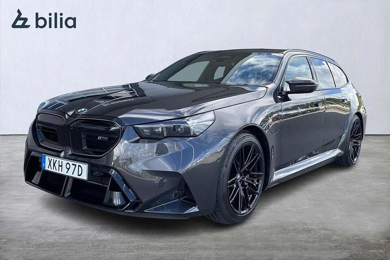 Grå Ny 2025 BMW M5 Kombi | 1 729 900 kr (Marknadspris) - Bild 1/3