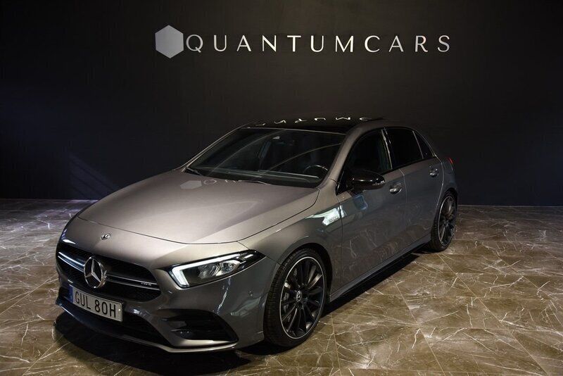 Mörkgrå Begagnad 2020 Mercedes A35 AMG AMG Halvkombi | 374 900 kr (Marknadspris) - Bild 1/4