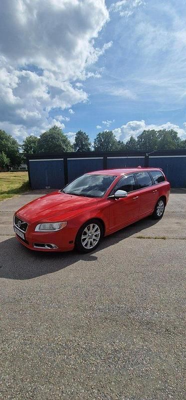 Röd Begagnad 2010 Volvo V70 R-Design Kombi | 92 000 kr (Marknadspris) - Bild 1/4