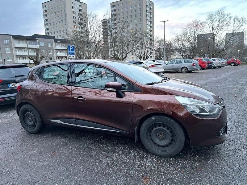 Brunmetallic Begagnad 2015 Renault Clio IV Halvkombi | 72 000 kr (Bra pris) - Bild 1/4