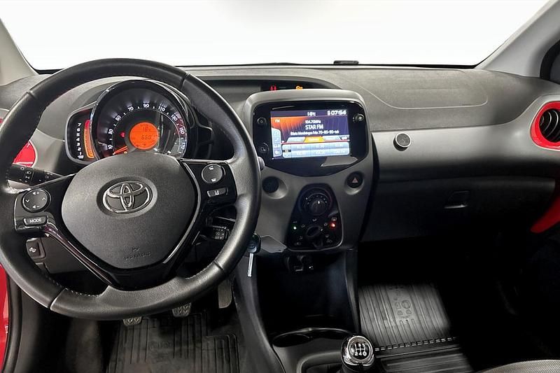 Begagnad Toyota Aygo 73 HK (53 kW) 2019 Röd Halvkombi