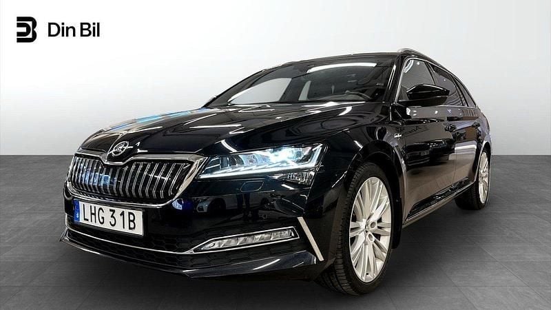 Svart Begagnad 2019 Skoda Superb LAURIN & KLEMENT Kombi | 254 900 kr (Marknadspris) - Bild 1/4