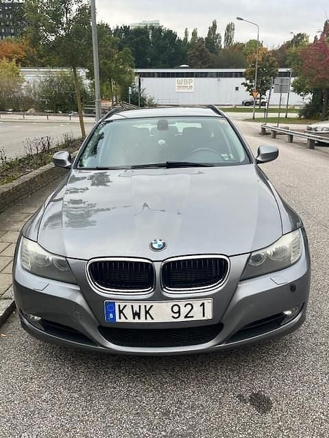 Grå Begagnad 2011 BMW 318 Comfort Edition Kombi | 62 000 kr (Bra pris) - Bild 1/4
