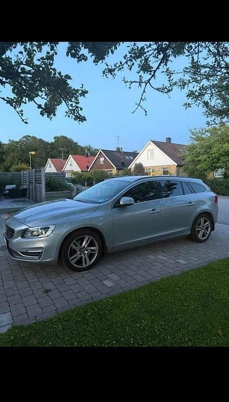 Silver Begagnad 2014 Volvo V60 Momentum Kombi | 146 000 kr (Marknadspris) - Bild 1/4