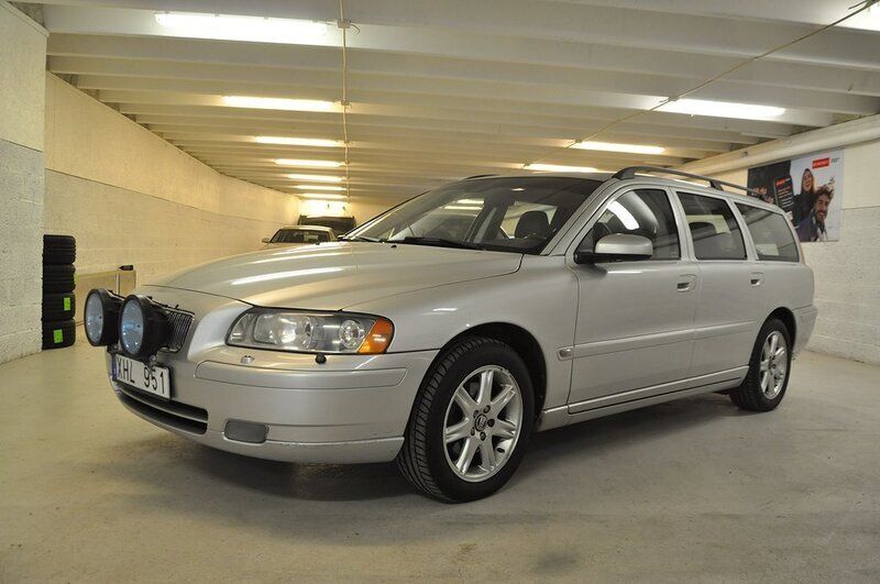 Ljusgrå Begagnad 2005 Volvo V70 Momentum Kombi | 62 000 kr (Dyr) - Bild 1/4
