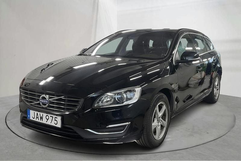 Svart Begagnad 2016 Volvo V60 Momentum Kombi | 126 000 kr (Marknadspris) - Bild 1/4