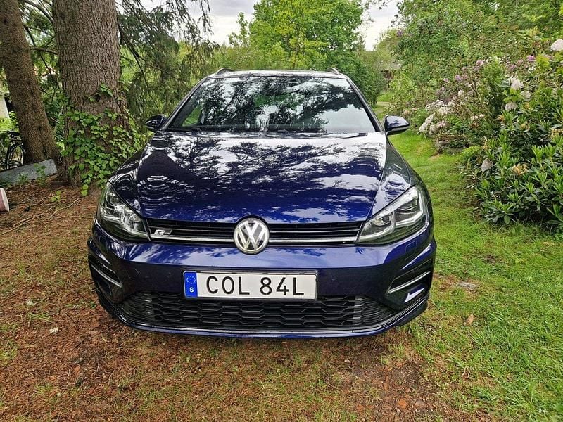 Blå Begagnad 2019 VW Golf VII R-line Kombi | 225 000 kr (Marknadspris) - Bild 1/4