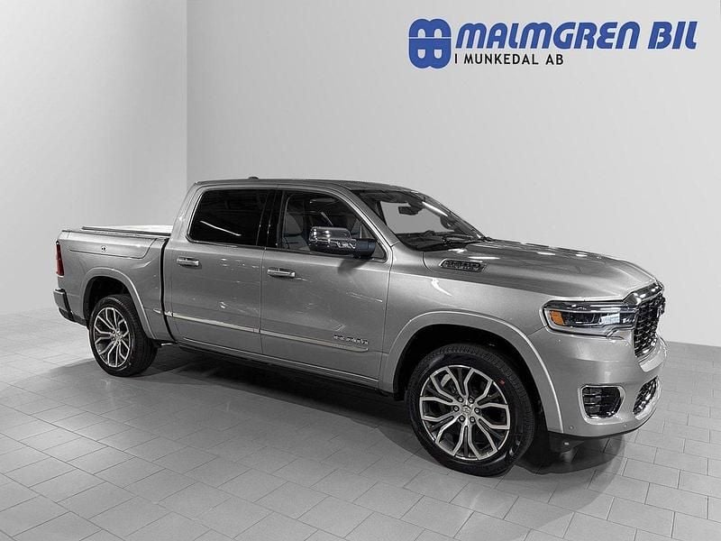 Silver (billet silver metallic) Ny 2025 Dodge Ram Pickup | 1 373 750 kr (Marknadspris) - Bild 1/4