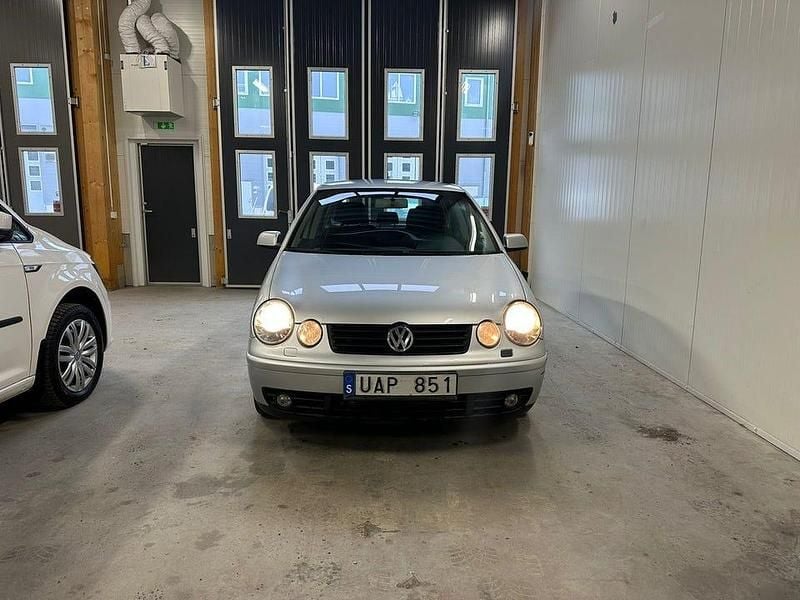 Begagnad VW Polo Trendline 75 HK (55 kW) 2003 Silver Halvkombi