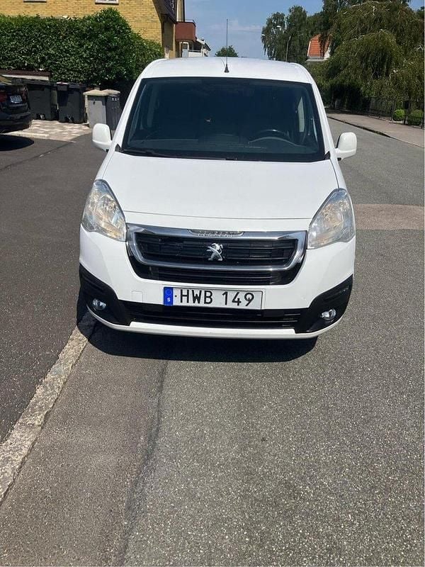 Vit Begagnad 2015 Peugeot Partner Minibuss | 69 500 kr (Marknadspris) - Bild 1/4