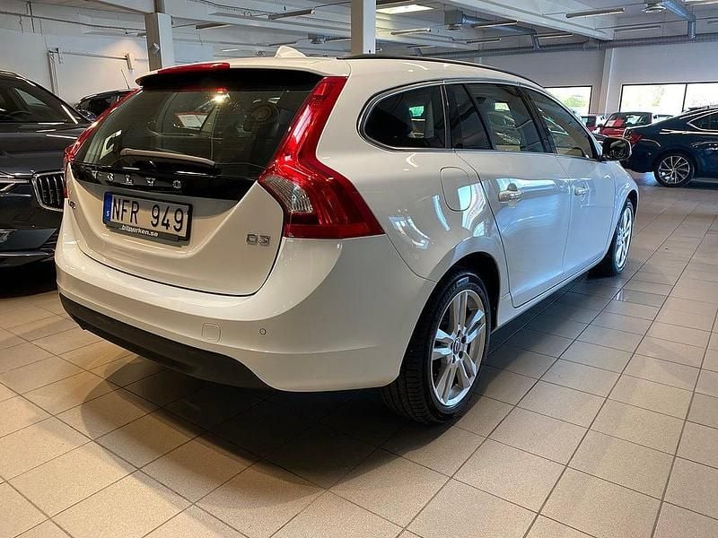 Vit Begagnad 2012 Volvo V60 Momentum Kombi | 129 900 kr (Marknadspris) - Bild 1/2