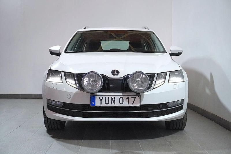 Begagnad Skoda Octavia Style 150 HK (110 kW) 2018 Vit Kombi