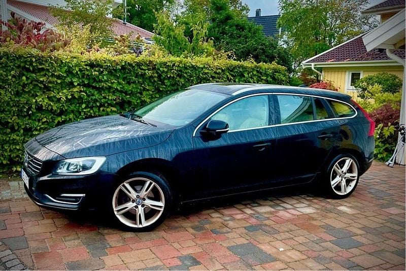 Svart Begagnad 2018 Volvo V60 Summum Kombi | 143 000 kr (Superpris) - Bild 1/4