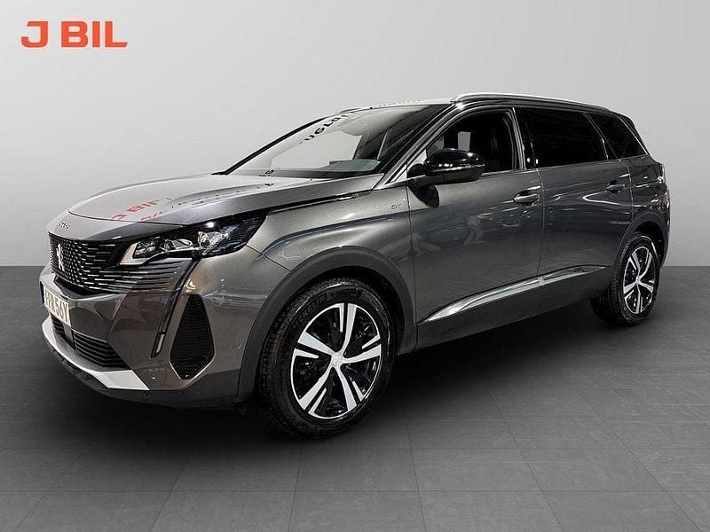 Grå platinum Begagnad 2023 Peugeot 5008 GT Minibuss | 314 900 kr (Marknadspris) - Bild 1/4