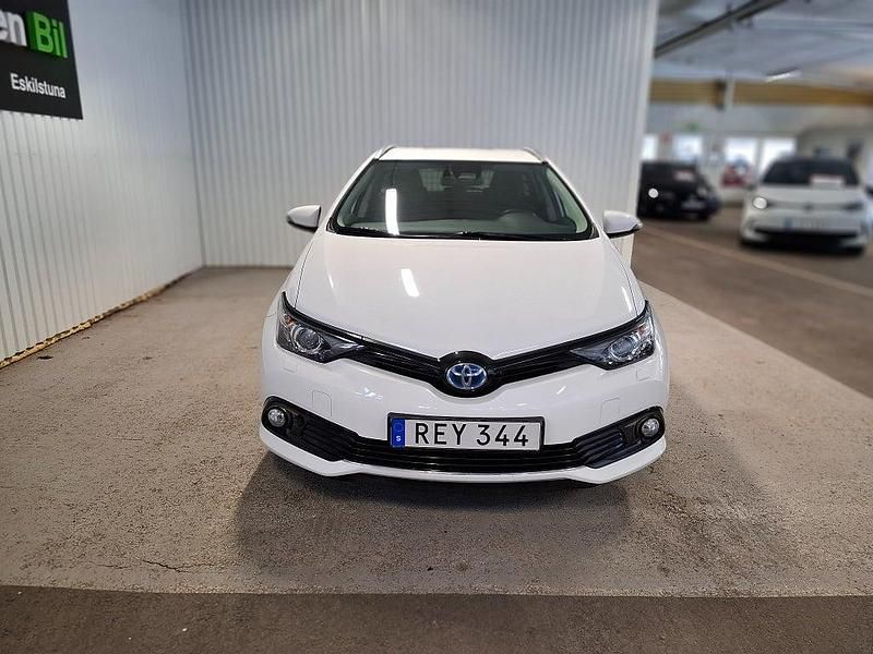 Begagnad Toyota Auris Touring Sports Comfort 136 HK (100 kW) 2018 Vit Kombi