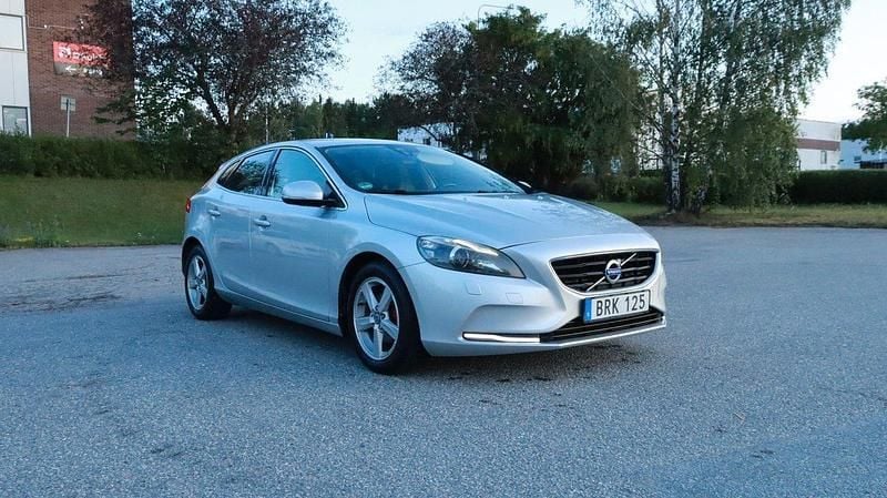 Silver Begagnad 2014 Volvo V40 Momentum Kombi | 74 700 kr (Bra pris) - Bild 1/4
