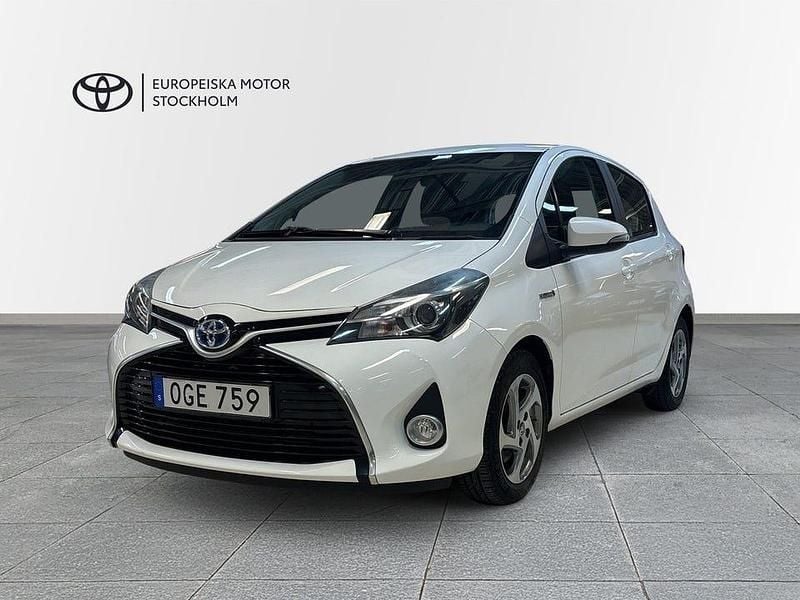 Vit Begagnad 2016 Toyota Yaris Hybrid Active SUV | 149 900 kr (Superpris) - Bild 1/4