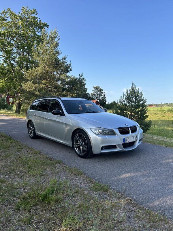 Grå Begagnad 2007 BMW 330 M Sport Kombi | 79 000 kr (Superpris) - Bild 1/4