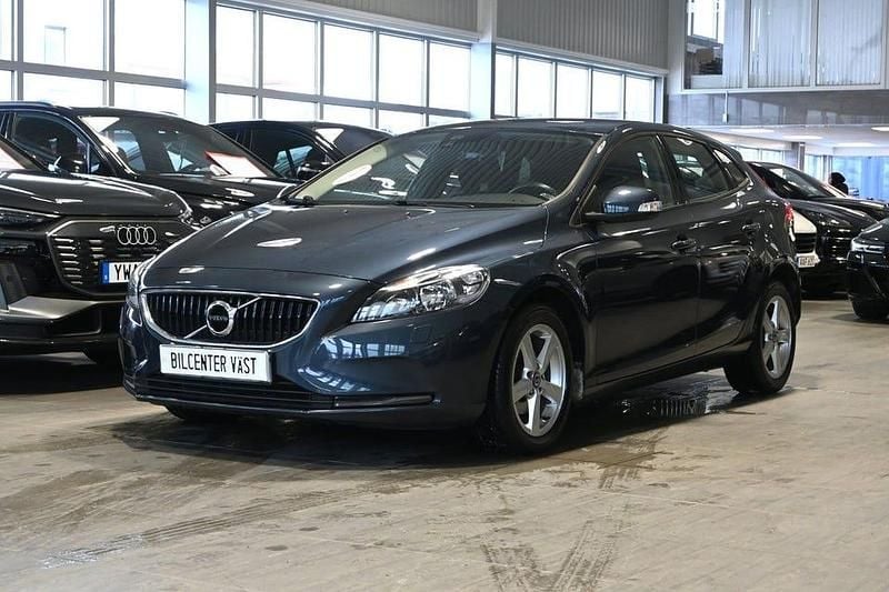 Mörkblå Begagnad 2016 Volvo V40 Business Edition Halvkombi | 139 000 kr (Marknadspris) - Bild 1/4