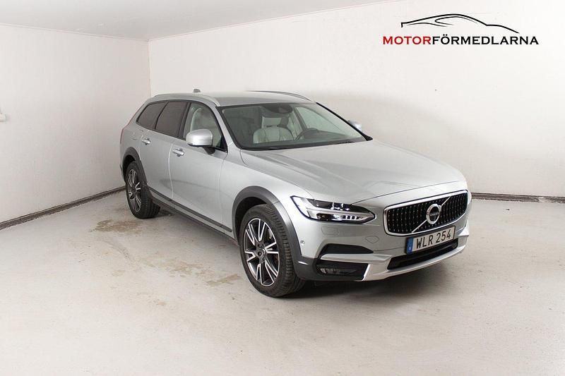 Silver Begagnad 2018 Volvo V90 CC Inscription Kombi | 339 000 kr (Bra pris) - Bild 1/4