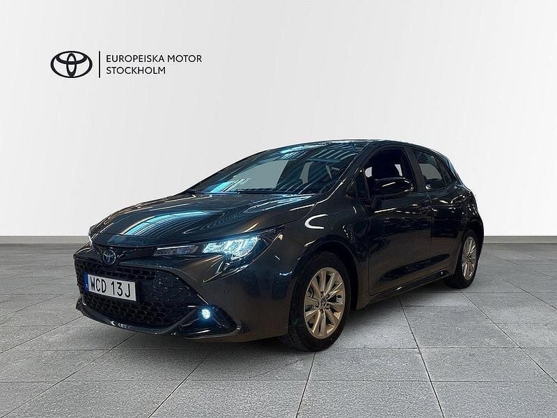 Mörkgrå Ny 2025 Toyota Corolla Hybrid Active Halvkombi | 329 900 kr (Marknadspris) - Bild 1/4