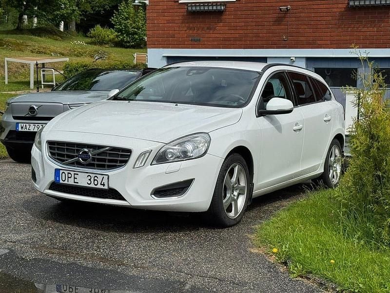 Vit Begagnad 2012 Volvo V60 Kombi | 65 000 kr (Bra pris) - Bild 1/4