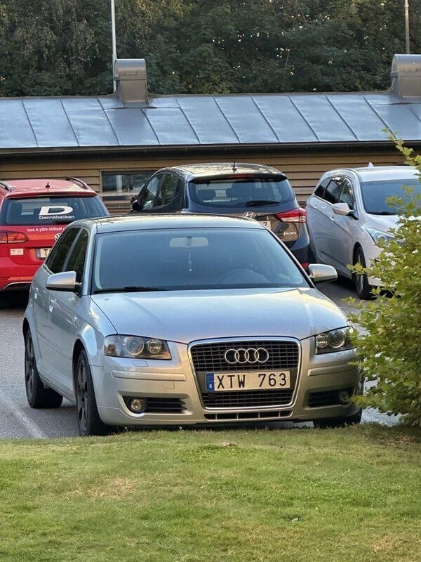 Silver Begagnad 2006 Audi A3 Sportback Comfort Halvkombi | 49 000 kr (Bra pris) - Bild 1/4