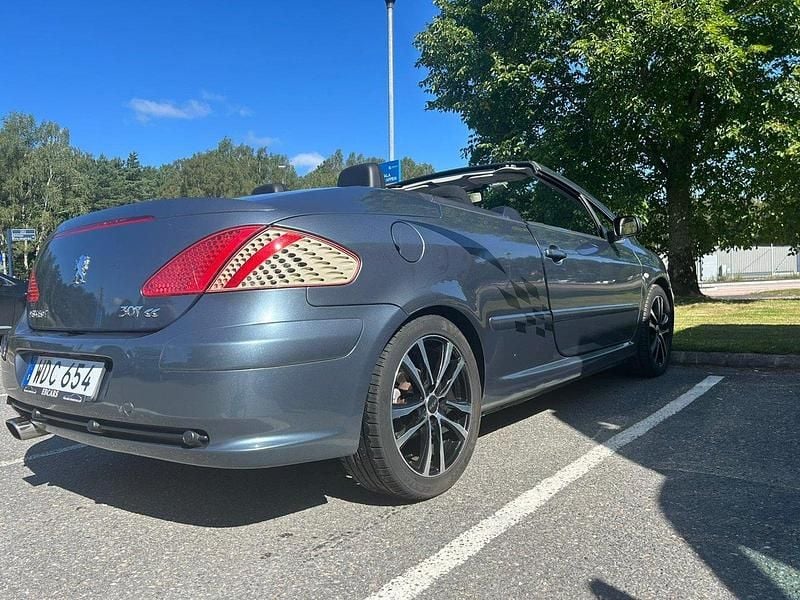 Grå Begagnad 2005 Peugeot 307 CC Cab | 24 900 kr (Marknadspris) - Bild 1/4