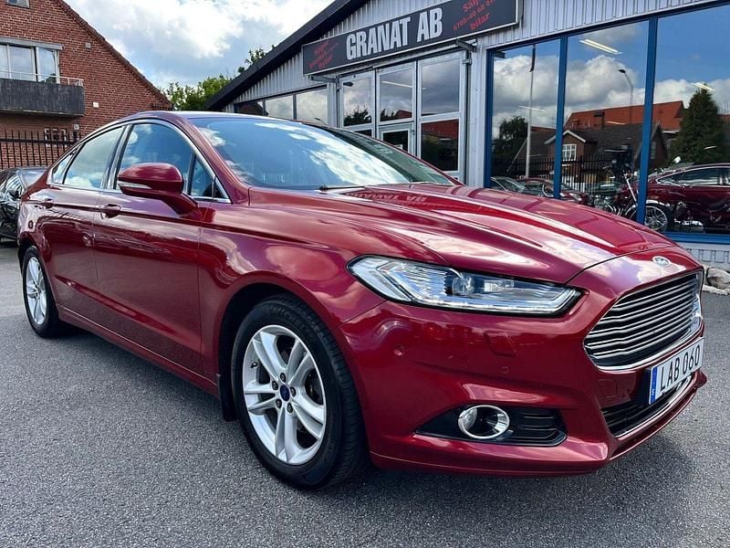 Mörkröd (röd met) Begagnad 2016 Ford Mondeo Titanium Halvkombi | 149 900 kr (Marknadspris) - Bild 1/4