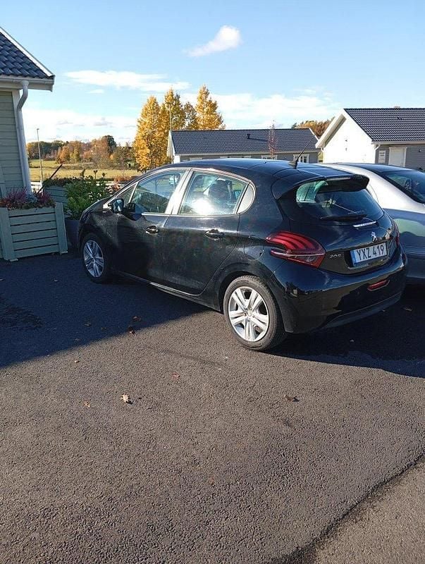 Svart Begagnad 2018 Peugeot 208 Halvkombi | 78 000 kr (Bra pris) - Bild 1/4