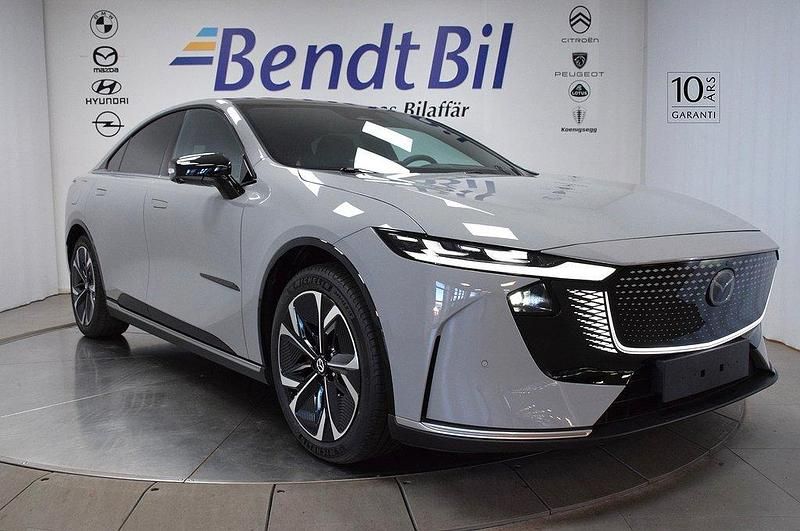 Grå (aero grey) Ny 2025 Mazda 6e Takumi-Line Sedan | 489 500 kr - Bild 1/3