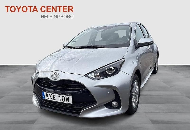 Silver Ny 2025 Toyota Yaris Hybrid Active Halvkombi | 252 900 kr (Bra pris) - Bild 1/4