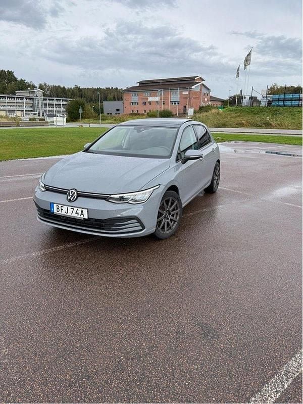 Grå Begagnad 2021 VW Golf VIII Halvkombi | 189 500 kr (Marknadspris) - Bild 1/4
