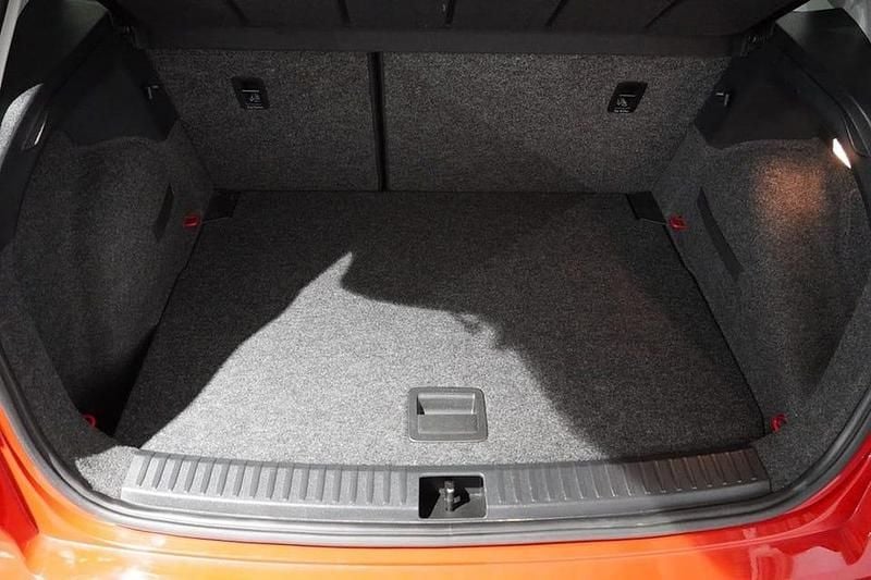 Begagnad Seat Arona Style 112 HK (82 kW) 2023 Röd SUV