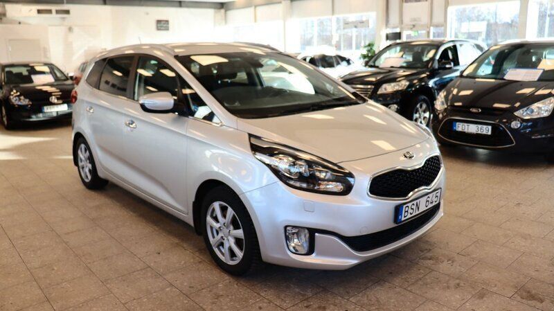 Grå Begagnad 2013 Kia Carens Minibuss | 99 900 kr (Marknadspris) - Bild 1/4
