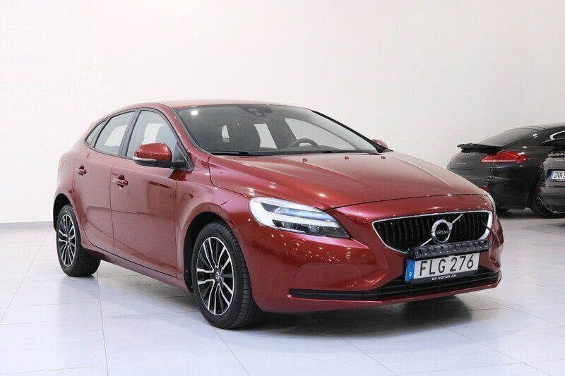 Röd Begagnad 2016 Volvo V40 Momentum Kombi | 129 900 kr (Marknadspris) - Bild 1/4