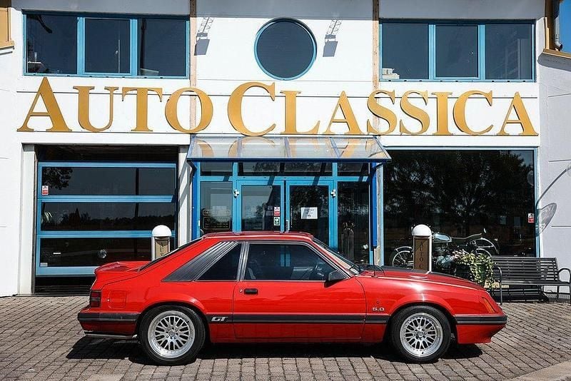 Röd Begagnad 1985 Ford Mustang GT Fastback | 259 000 kr - Bild 1/4