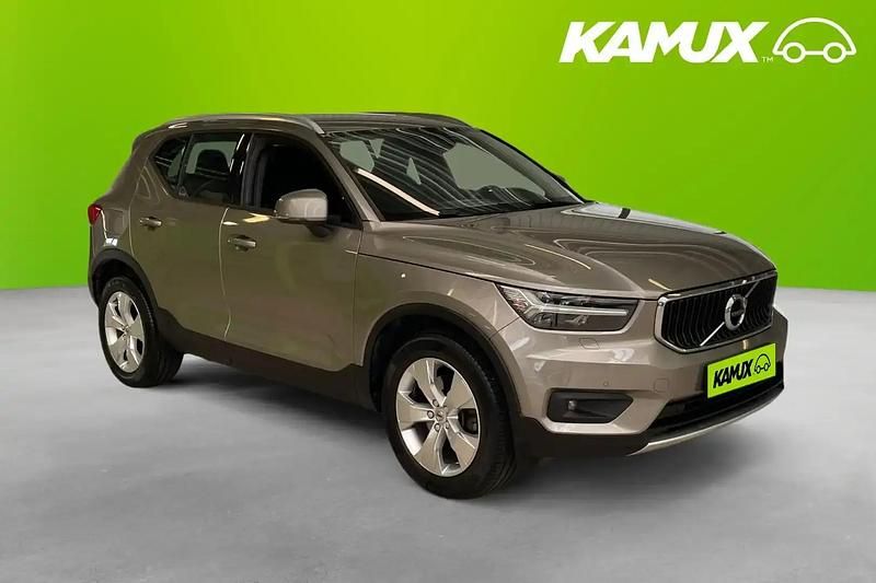 Silver/grå Begagnad 2021 Volvo XC40 SUV | 329 800 kr (Marknadspris) - Bild 1/4