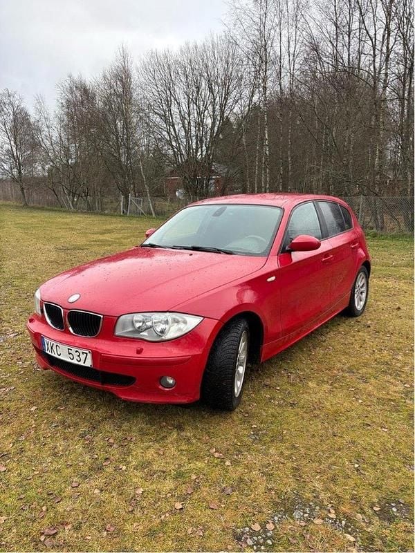 Röd Begagnad 2006 BMW 120 Advantage Halvkombi | 37 000 kr (Marknadspris) - Bild 1/4
