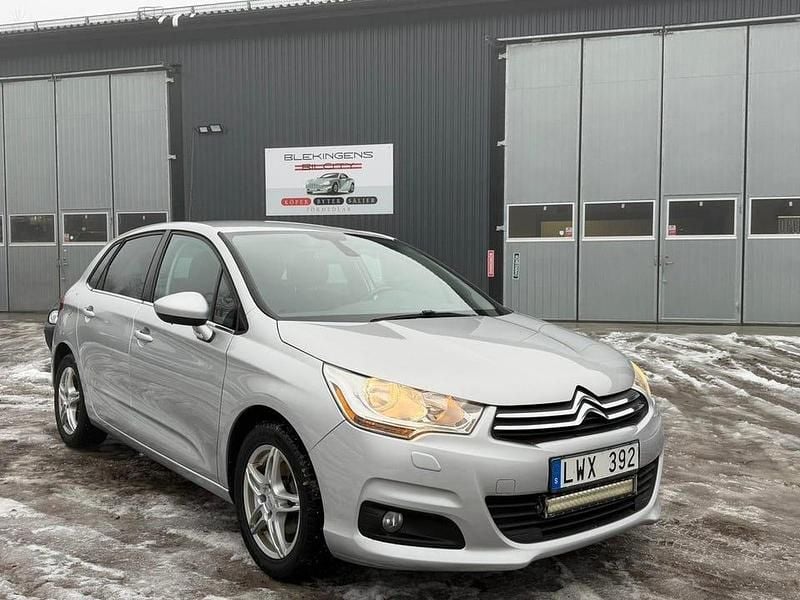 Silver Begagnad 2011 Citroën C4 Halvkombi | 69 900 kr (Marknadspris) - Bild 1/4