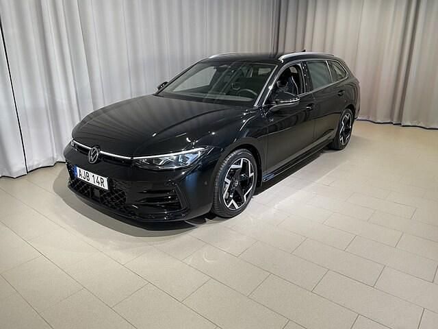 Begagnad 2025 VW Passat R-line | 474 900 kr - Bild 1/4