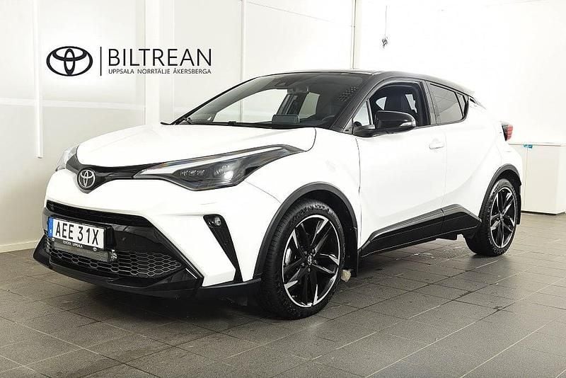 Vit Begagnad 2022 Toyota C-HR Sport SUV | 299 800 kr (Marknadspris) - Bild 1/4